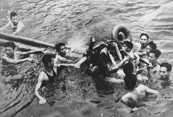 1967 yılında Truc Bach gölünde Vietnamlılar tarafından ele geçirilen pilot John Mc Cain