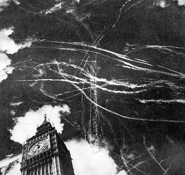 Londra'da, Alman ve İngiliz hava kuvvetleri arasındaki it dalaşı. 1940.