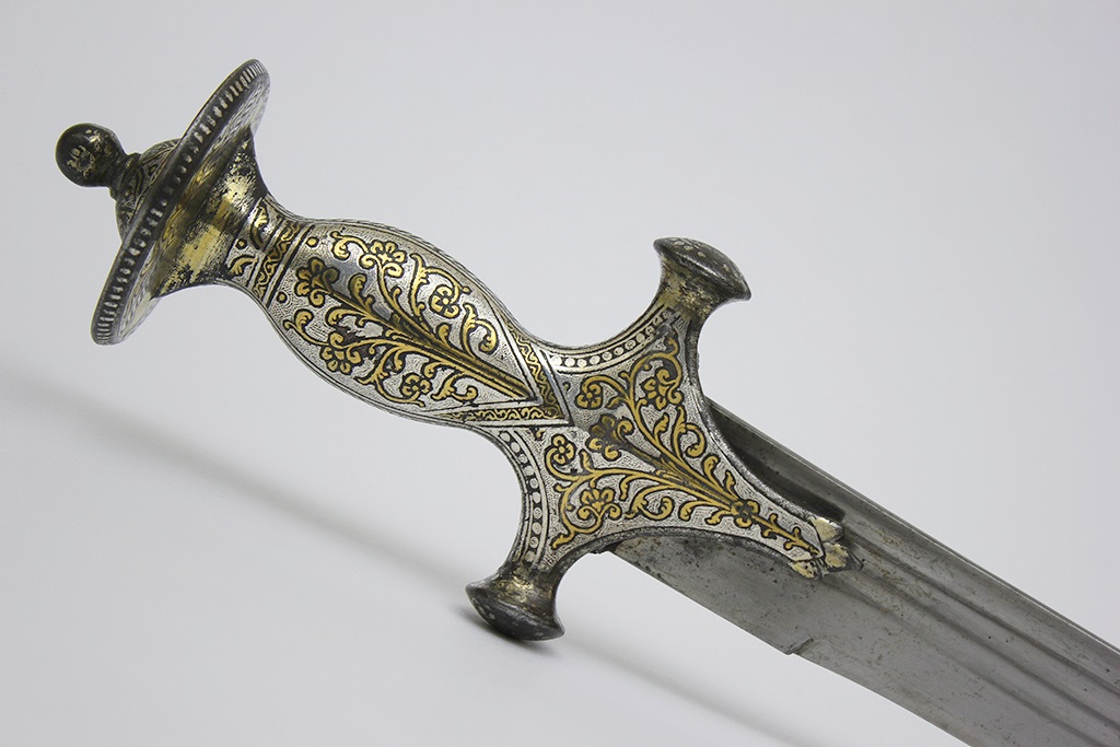 Şam çeliğinden yapılmış hint kılıcı