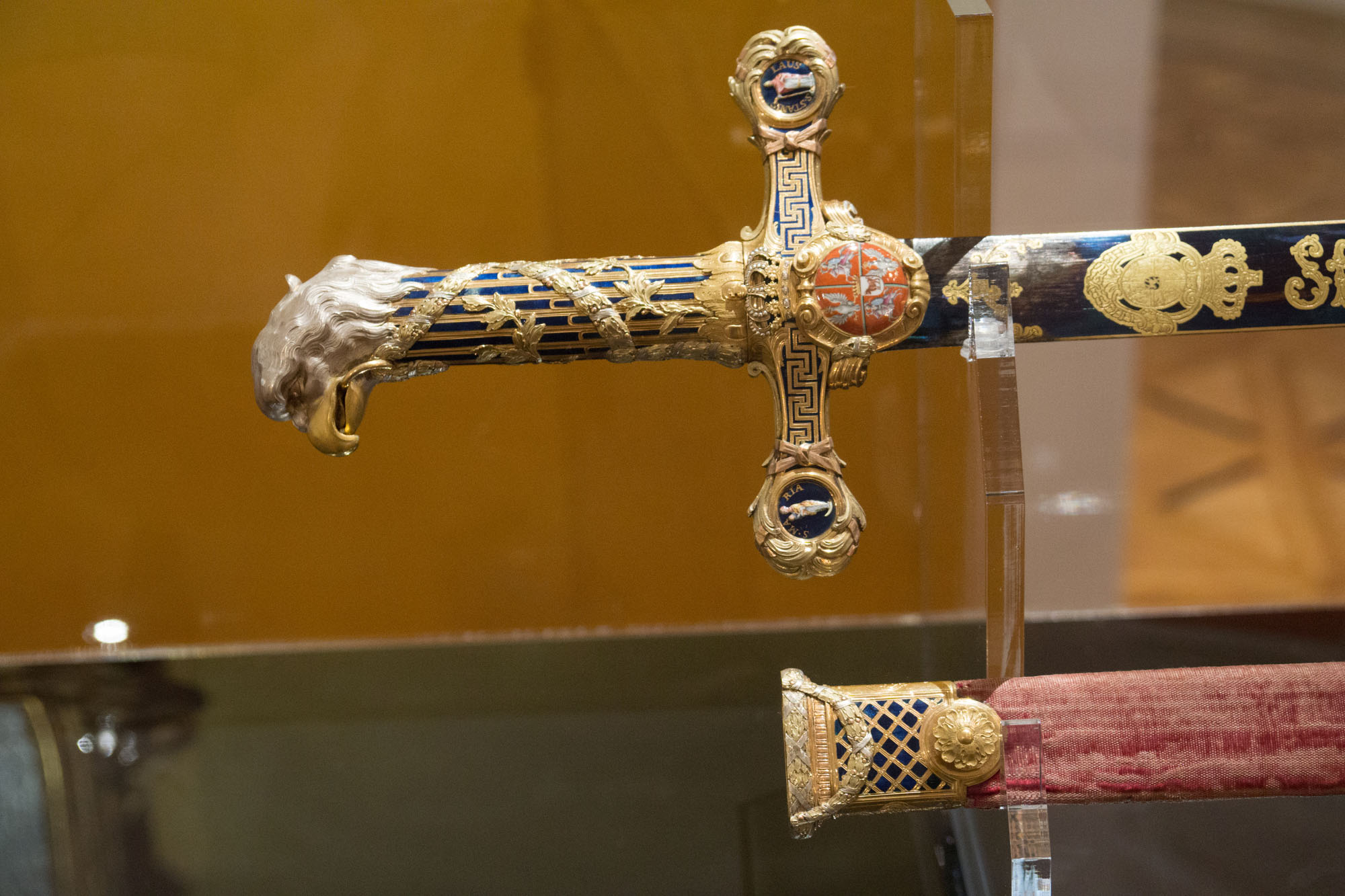 Başka bir dini gösteri kılıcı