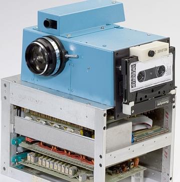 Bu çalışmanın sonucunda Steven Sasson 1973'de ilk dijital kamerayı icat etti. Bu kamera Amerikan patent dairesinin verdiği 26 Aralık 1978 tarihli patentin temeliydi.