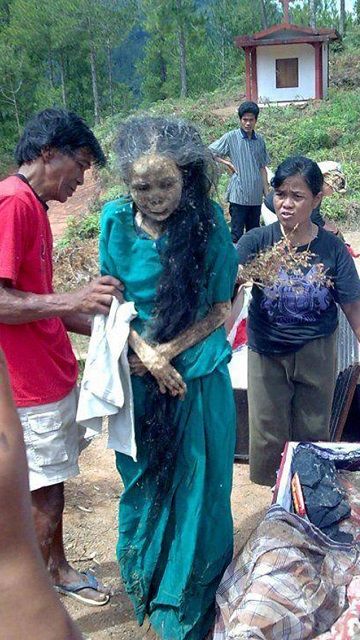 Bu garip adet Endonezya'dan. Her sene belli bir dönemde mumyaladıkları ölülerini yıkayıp giydirip köylerinin ortasından geçiriyorlarmış.
