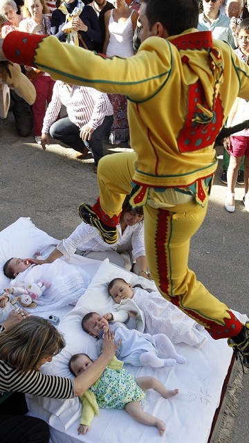 İspanya'da yeni doğmuş bebeklerin üzerinden şeytan elbisesi giyen bir adam atlıyor. Bu katolik dini inanışına göre bebekleri hem doğumla gelen günahtan arındırdığına inanılıyor hem de koruduğu düşünülüyor.