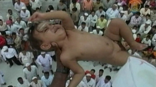 Hindistan'daki Sholapur bölgesindeki hem Hindu Hem Müslümanlar bebeklerini 15 metre yükseklikten gerilen bir beyaz bezin üzerine bırakıyorlar, ve bunun bereket ve uğur getirdiğine inanılıyor.