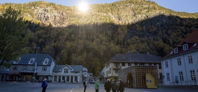 Rjukan-Makes-Use-Of-Mirrors-For-Sunlight-3-750x350