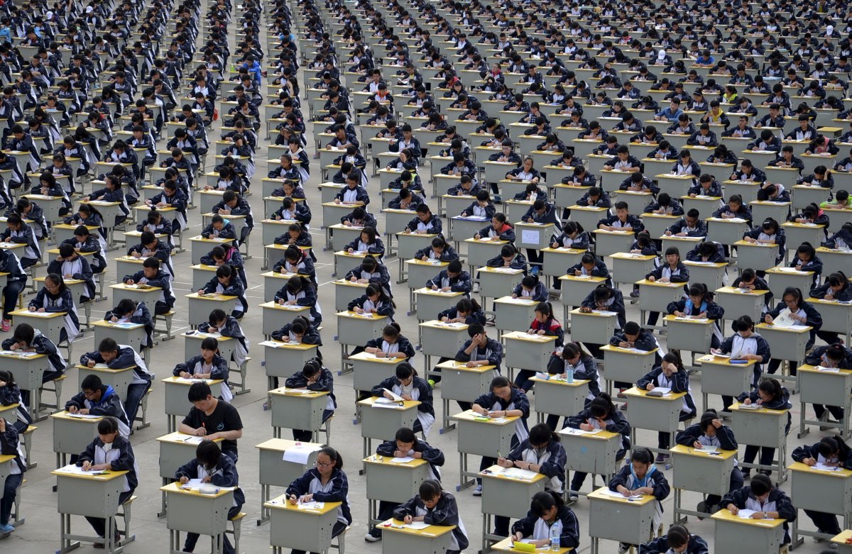 Shaanxi bölgesindeki Yichuan'da açık havada sınava giren 1700 öğrenci