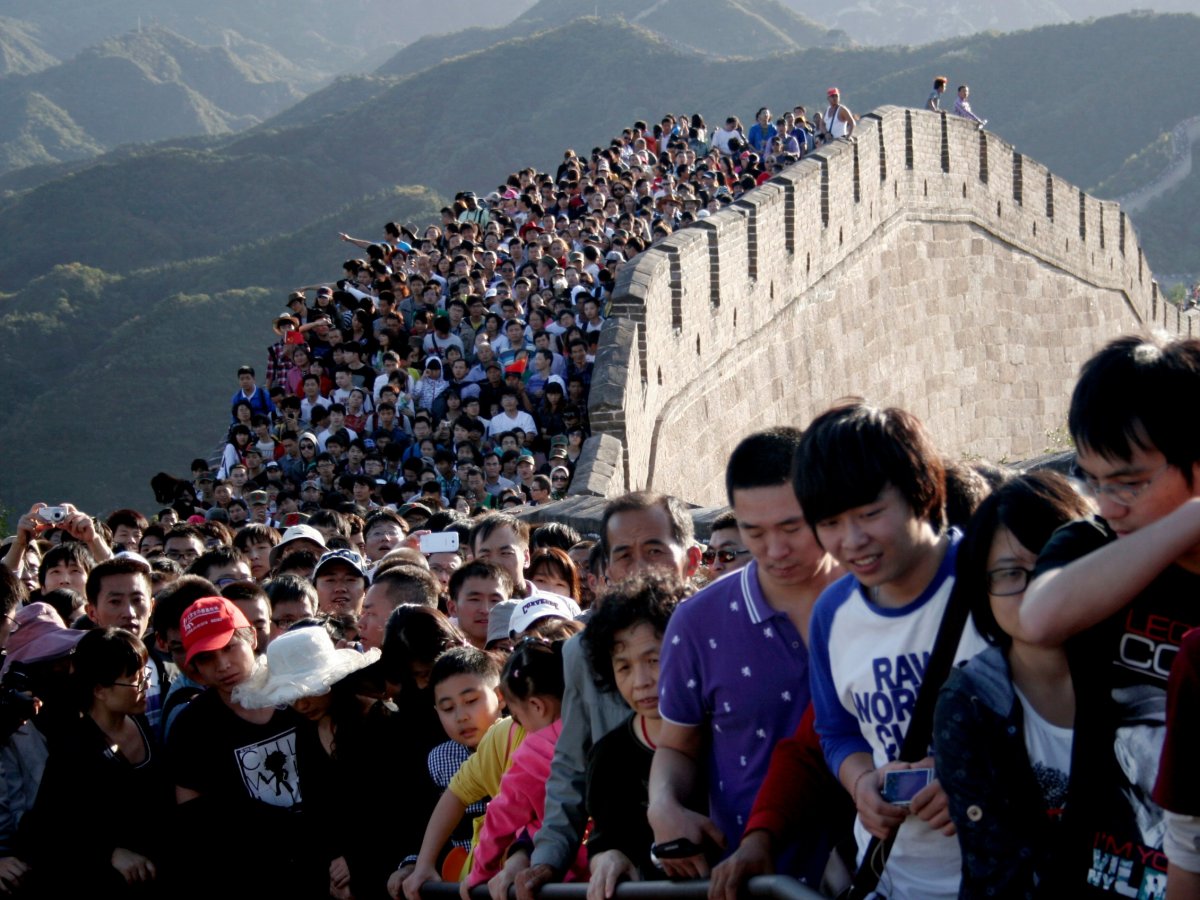 Çin seddindeki turistler