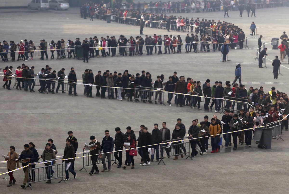 İş fuarı girişinde sırada bekleyen öğrenciler. Henan bölgesindeki Zengzhou'da olan bu fuarı 50000 ziyaretçi gezmiş.
