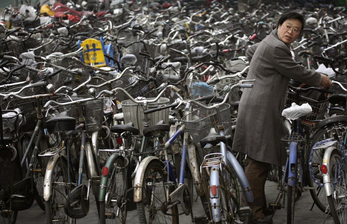 Pekin'de bisikletini alan kadın