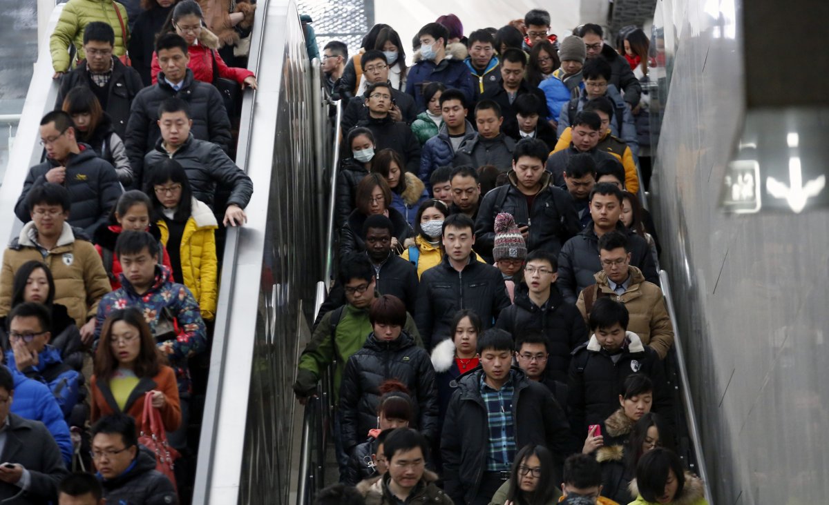Pekin'de metroya giden insanlar