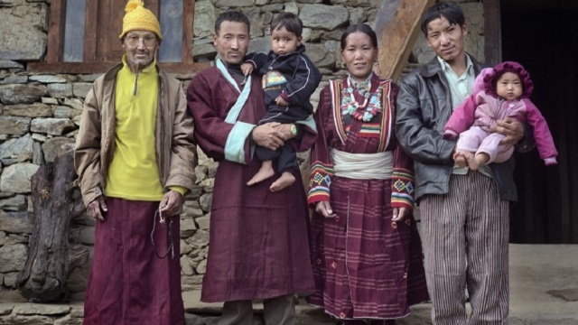 Benzer bir şekilde Sherpa'lı kadınlar ise birden fazla kocayla evleniyorlar. Nepal'de eğer toprak kardeşler arasında bölünürse insanlara işleyecek bir arazi kalmayabilirmiş, bu nedenle genelde kardeşlerin hepsi aynı kadınla evleniyor. Böylelikle arazi bölünmemiş oluyor.