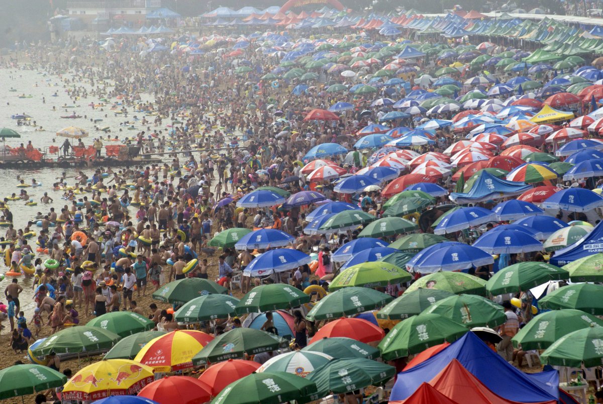 Yaz sıcağında ferahlamaya çalışan Çinliler